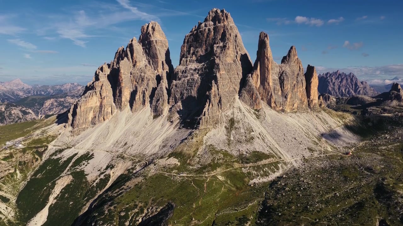 Formazione montuosa delle Tre Cime di Lavaredo nelle Dolomiti, Italia - ripresa aerea con drone