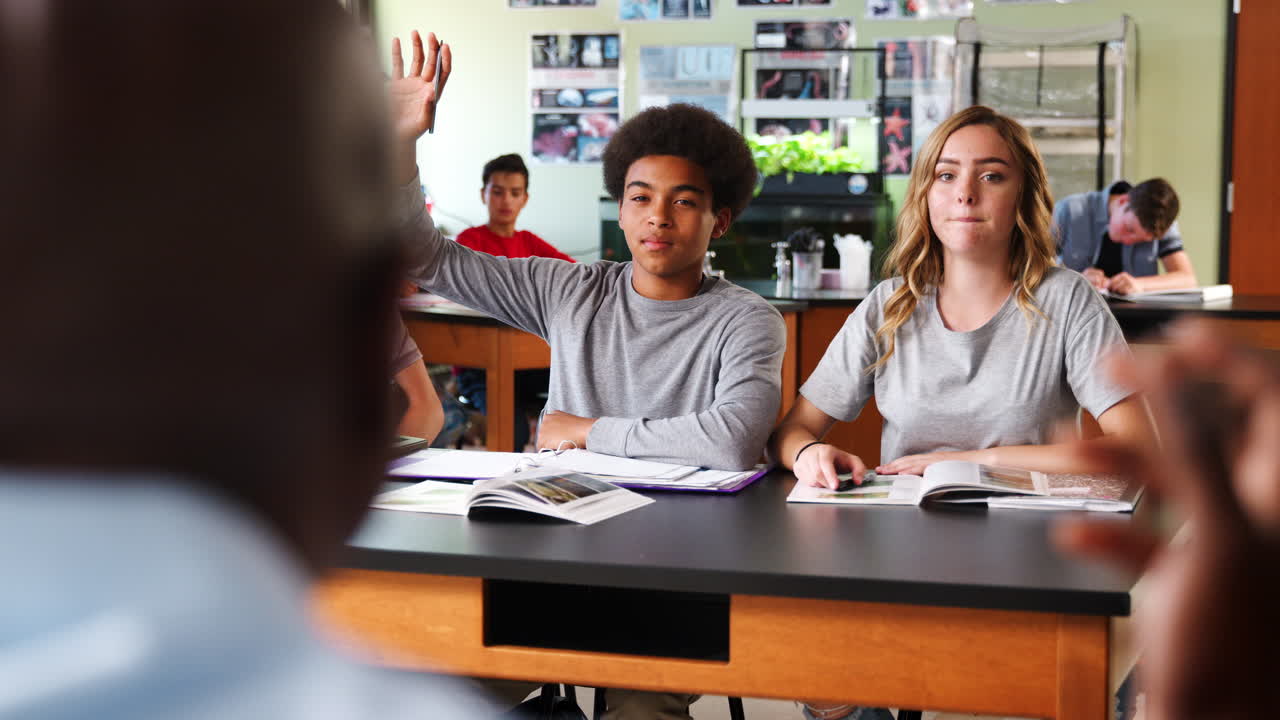 tutor de secundaria que enseña a los estudiantes en la clase de biología