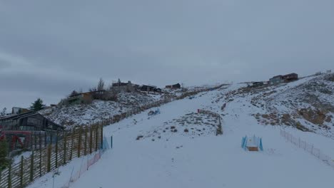 Niedrige-Luftaufnahme-Von-Kleinen-Häusern,-Die-In-Den-Farellones-In-Chile-Gebaut-Wurden