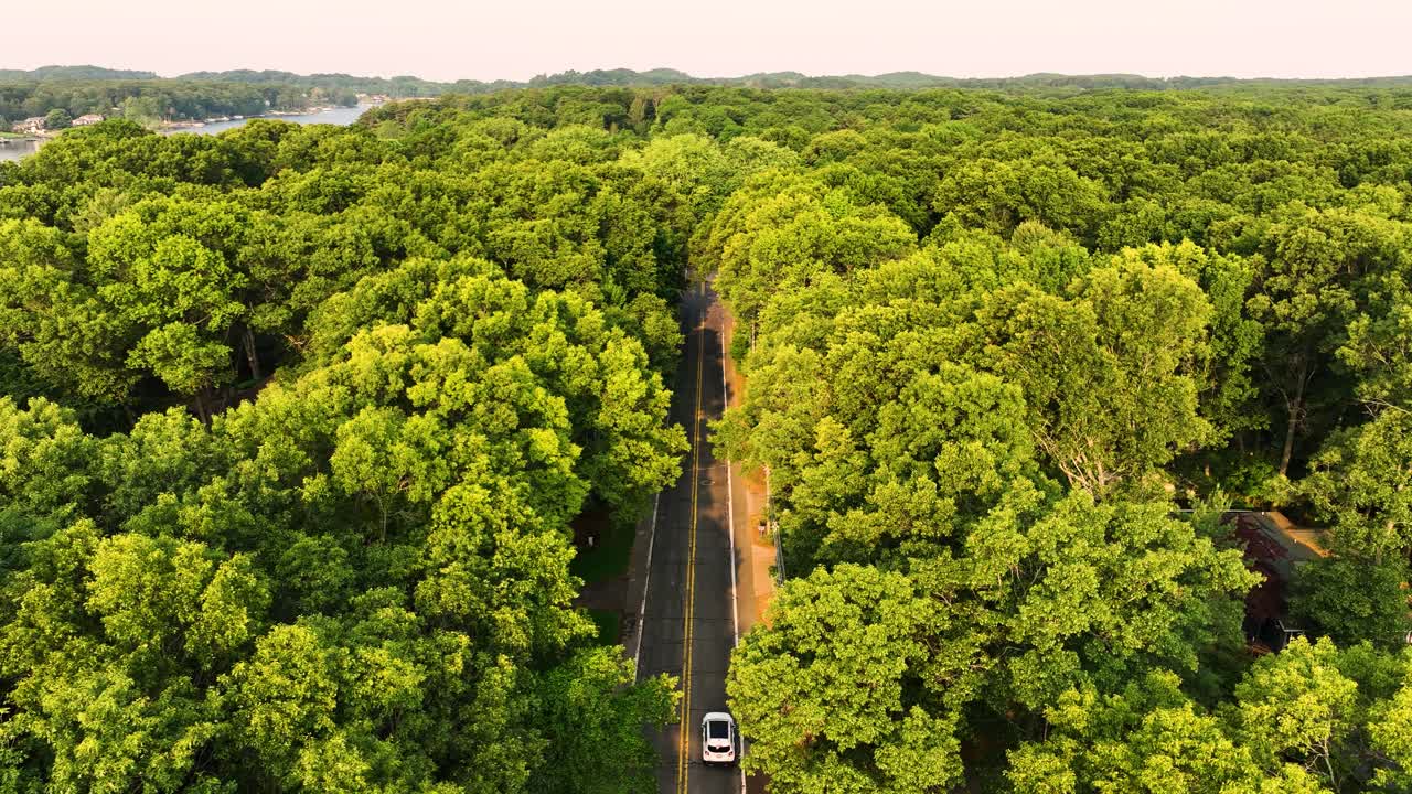 미스코리아 주 무스케곤 의 포레스트 파크 로드 근처 의 아침 빛