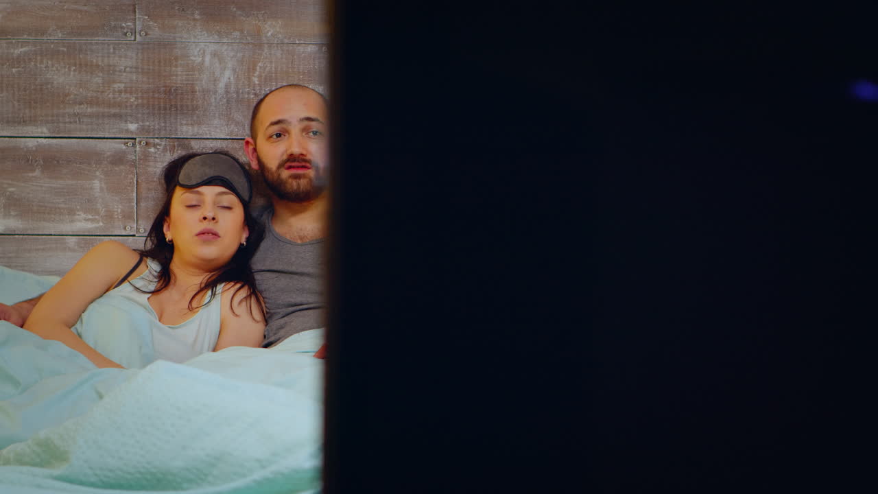 잠옷을 입은 젊은 부부의 드러난