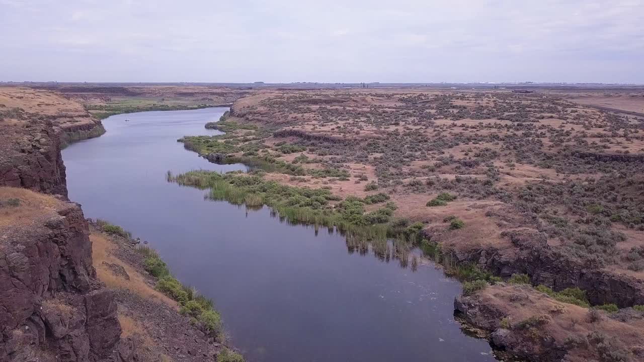 Sobrevôo de artemísia ocidental da lagoa de Scablands com caiaquistas ao longe.