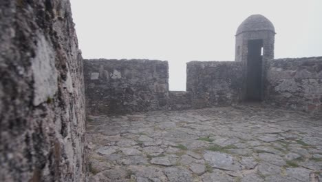 Schwenken-Sie-über-Die-Steinernen-Zinnen-Der-Burg-Marvão,-Die-Sich-Im-Nebel-Versteckt