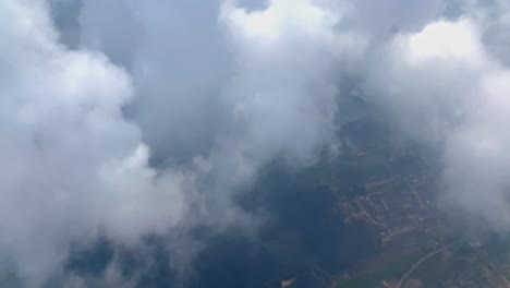 hermosa vista aérea vista a través de la ventana de un avión volando