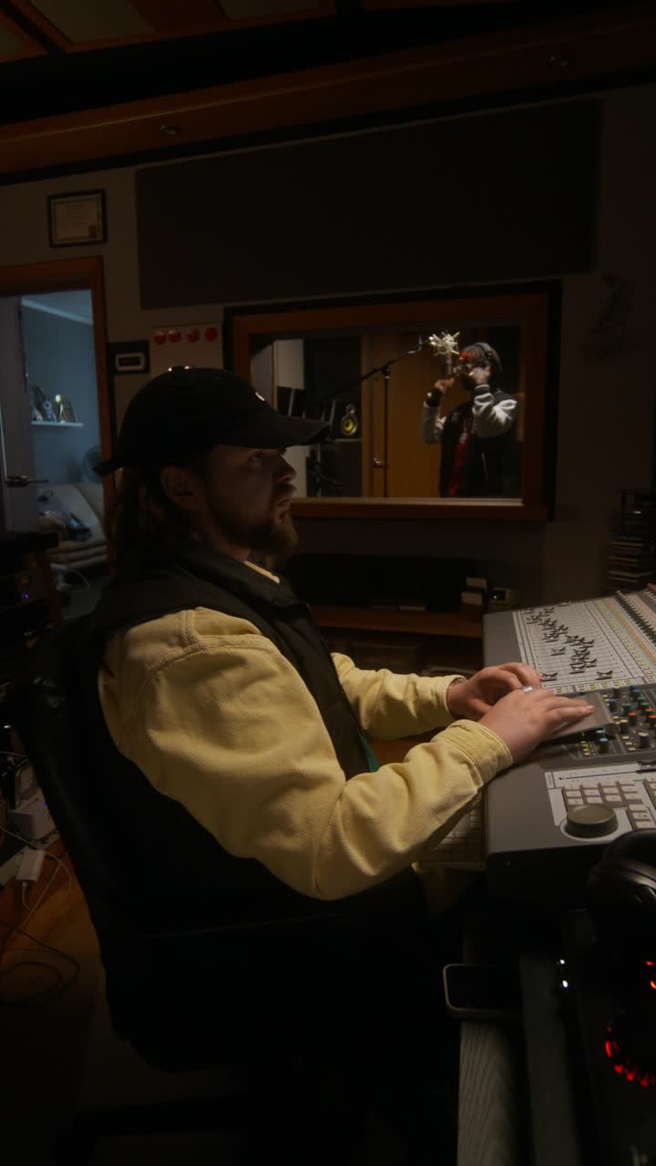 sessione di registrazione musicale in uno studio