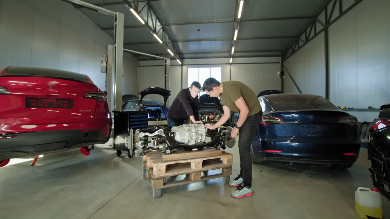 reparación y mantenimiento de automóviles en un taller