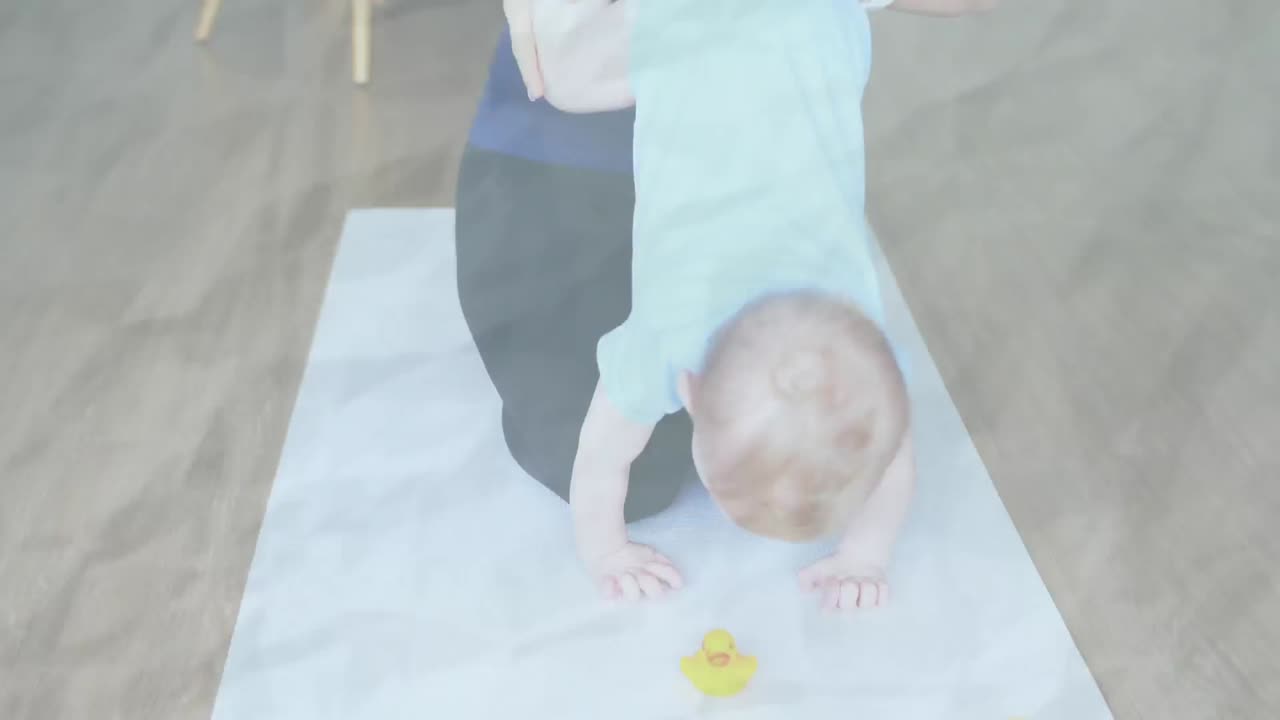 단어의 애니메이션 안전하게 집에 머물며 백인 여성이 아기와 놀고 있습니다.