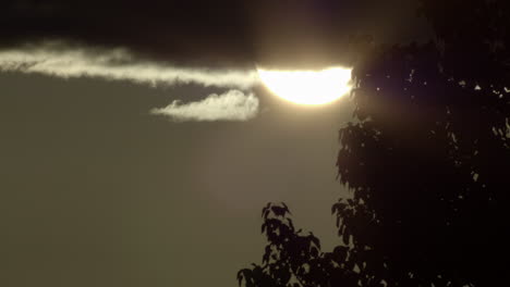 cerrar una toma estática del sol saliendo de detrás de la nube durante la puesta de sol