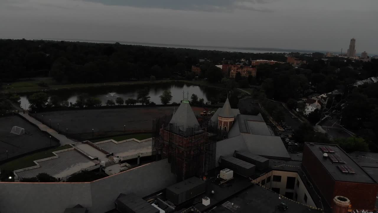 беспилотник облетает здание средней школы, находящееся на реконструкции