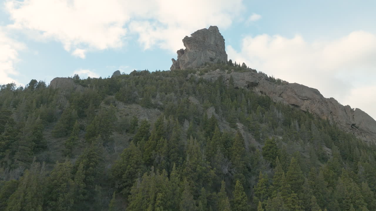 magnífica toma aérea de un pico de montaña en argentina