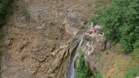 tiro inclinado de una cascada en las montañas junto a la cual entrenan los escaladores