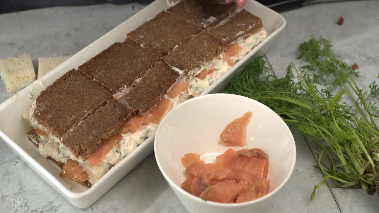 sartén lento a la derecha: jugo de limón cepillado sobre una capa de pan de centeno smorgastarta