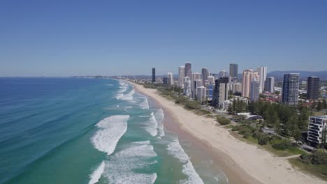 Olas-De-Mar-Y-Edificios-Frente-Al-Mar-En-La-Playa-De-Surfers-Paradise-En-Queensland-En-Un-Día-Soleado-De-Verano