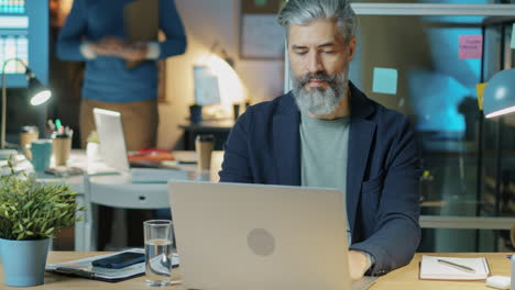 hombre de negocios trabajando hasta tarde en la oficina