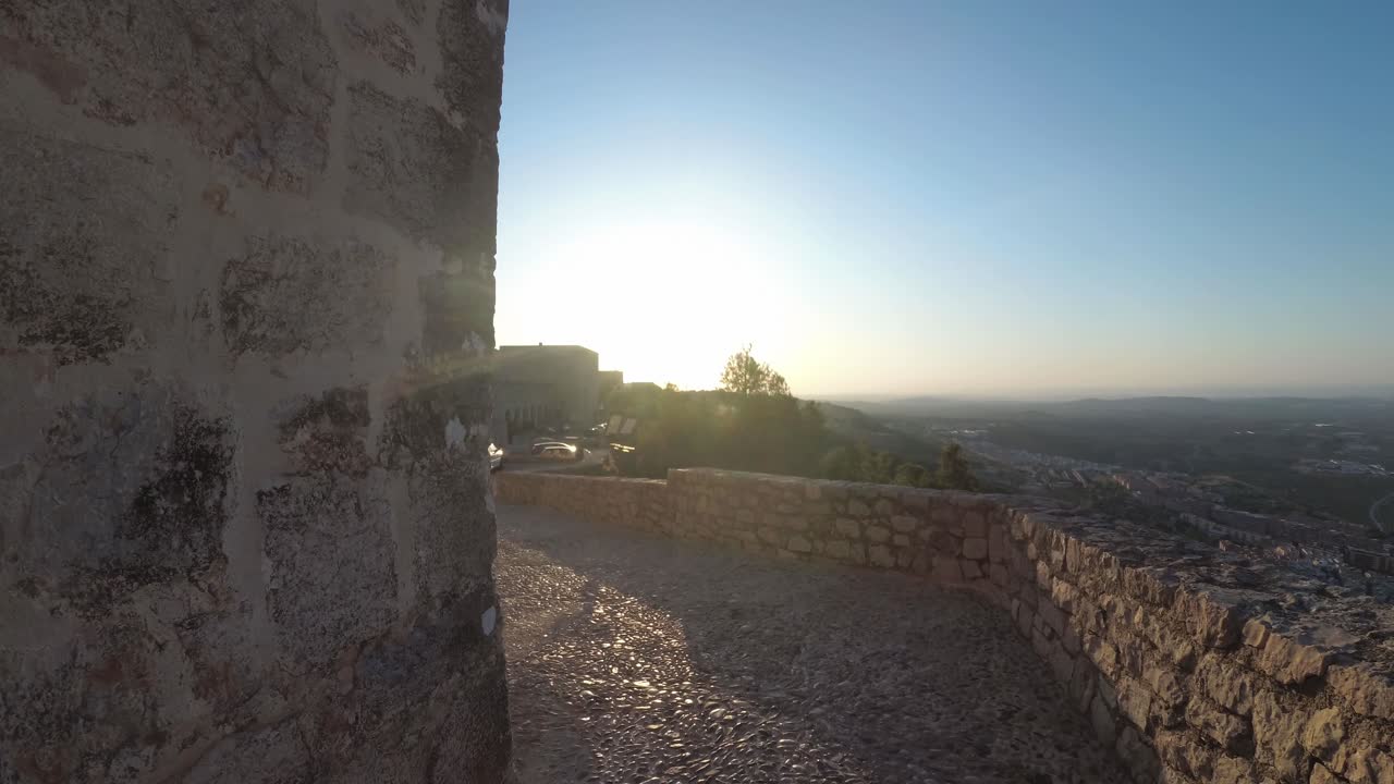 castillo de jaen, españa castillo de jaen volando y tomas terrestres desde este castillo medieval en una tarde de verano, tambien muestra la ciudad de jaen hecha con un drone y una camara de accion a 4k 24fps usando filtros nd-49