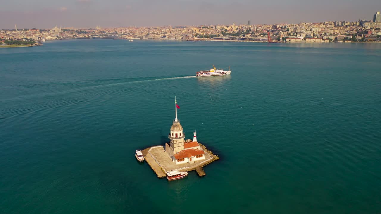Kız Kulesi (Leandros Kulesi olarak da bilinir) İstanbul'dan havadan görünüm