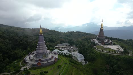 famosa vista sobre dos pagodas en doi inthanon, chiang mai, tailandia