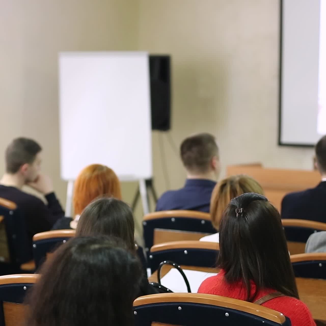 la audiencia escucha en una sala de conferencias