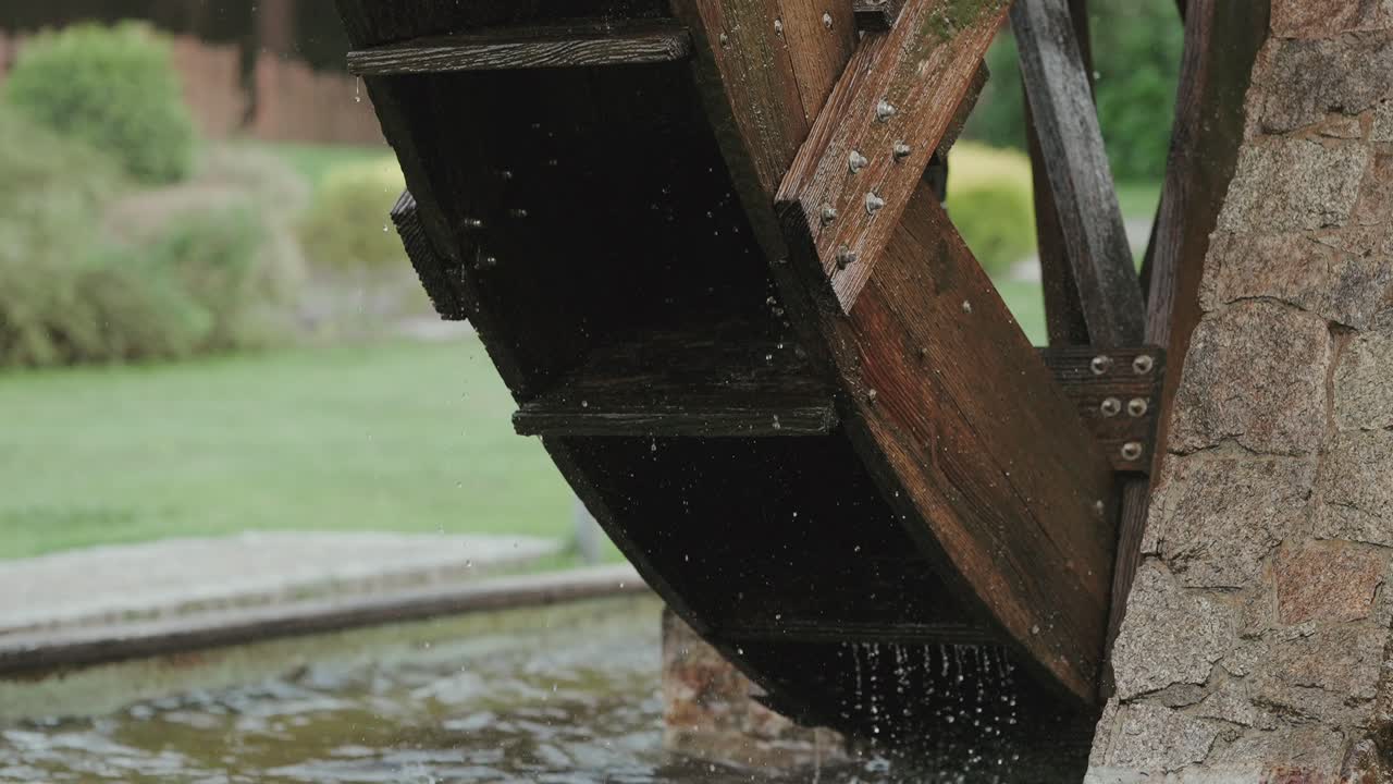 물보라가 치는 소박한 나무 물레방아