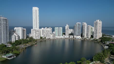 Genial-Disparo-De-Drone-Hacia-Costosos-Edificios-De-Gran-Altura-En-Cartagena-Colombia