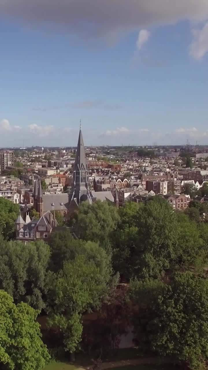 Veduta aerea di un parco cittadino con chiesa e paesaggio urbano