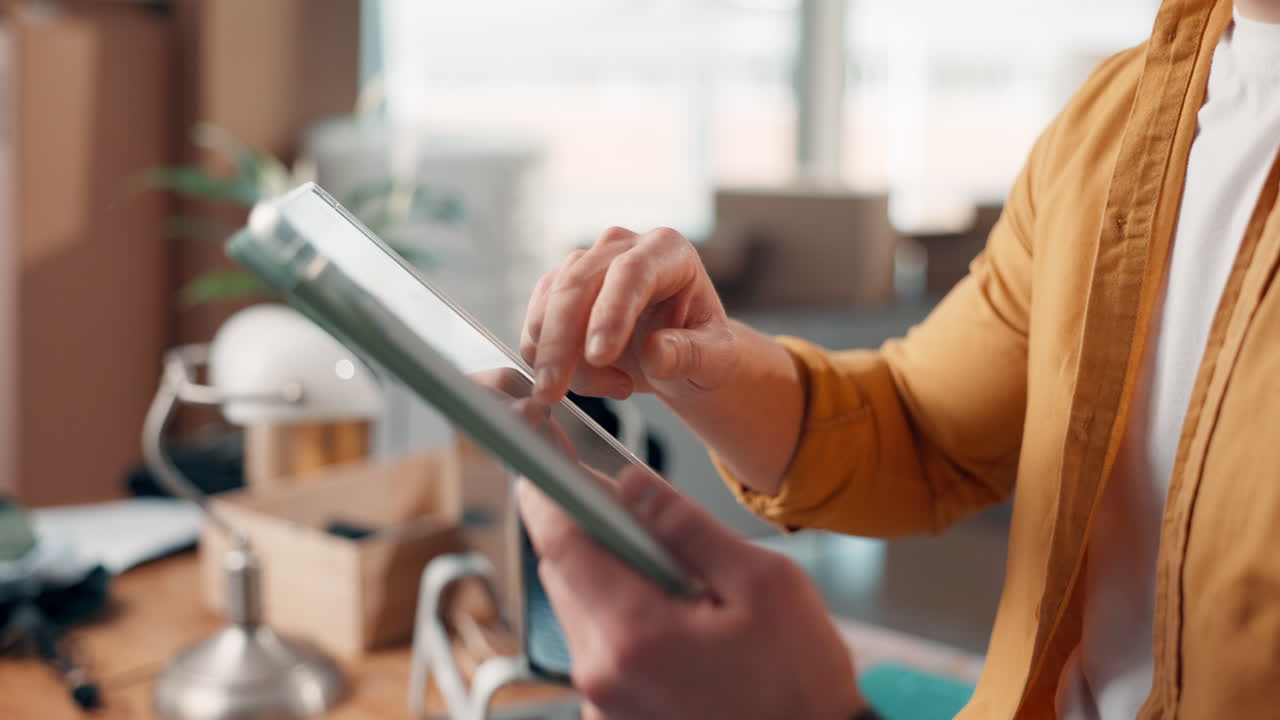 persona que usa una tableta en un escritorio