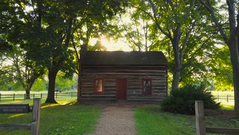 Langsamer-Einzug-In-Die-Hütte-Und-Den-Historischen-Ort-Auf-Der-Peter-Whitmer-Farm-In-New-York-Im-Seneca-County-In-Der-Nähe-Von-Waterloo-Mormon-Oder-Der-Kirche-Jesu-Christi-Der-Heiligen-Der-Letzten-Tage