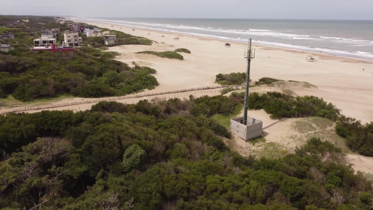 primer plano circular de la antena verde frente al océano que está cerca de la playa de la ciudad en mar de las pampas, argentina