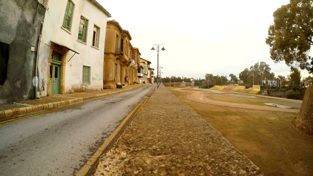 니코시아의 가장자리에 있는 오래된 거리는 블루 베레트의 국경 지점으로 가고 있습니다.