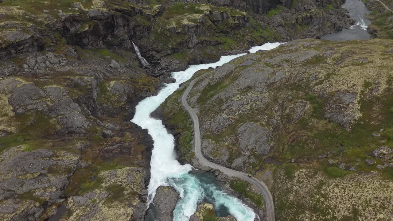 Il Rallarvegen (Strada dei Manovali) lungo l'altopiano di Hardangervidda con fiumi glaciali che scorrono in Norvegia. Ripresa aerea.