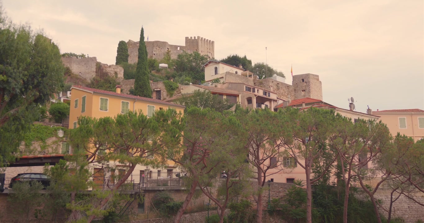 Roquebrune-Cap-Martin, Costa Azzurra, Francia - Una vista panoramica del paesaggio del borgo medievale, caratterizzato da edifici storici in pietra, antiche fortificazioni e l'incantevole bellezza collinare - Inquadratura media