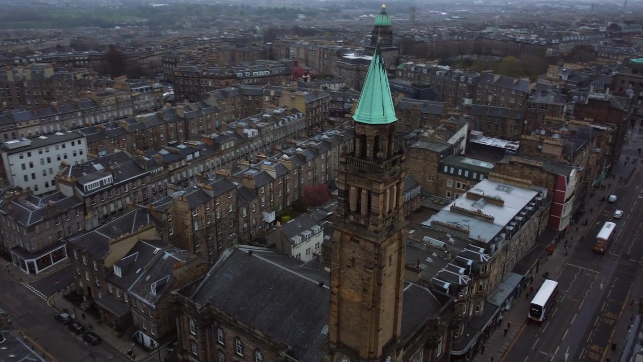 Ripresa aerea ascendente intorno alla Cappella di Charlotte nella nuvolosa Edimburgo, Scozia