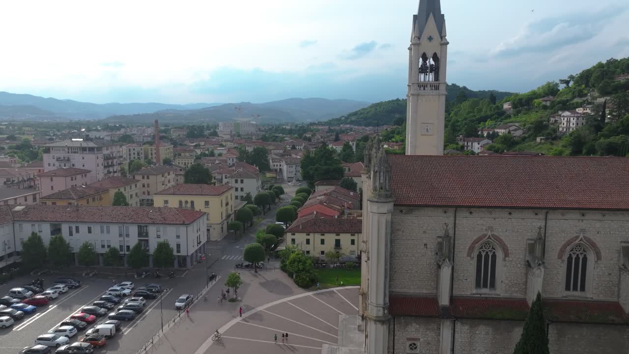 Lenta ripresa aerea del Duomo di Santa Maria a Montecchio Maggiore, Italia, pittoresca vista della città con un lato della chiesa in perfetta visuale