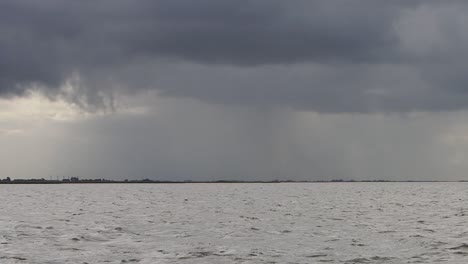 Stürmischer-Himmel-über-Dem-Meer.-Wattenmeer.-Niederlande