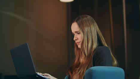 mujer feliz trabajando con una computadora portátil en la oficina. mujer de negocios exitosa trabajando con una computadora portátil