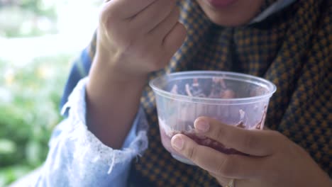 mujer comiendo postre