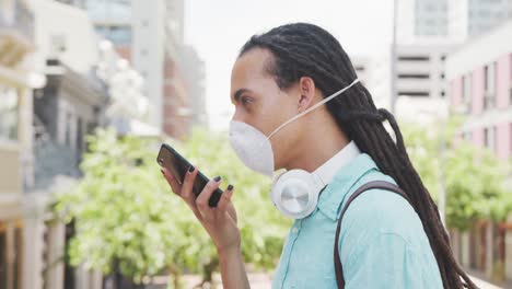 hombre con una máscara de coronavirus hablando por teléfono