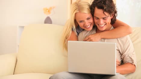 Couple-with-a-laptop-on-a-sofa