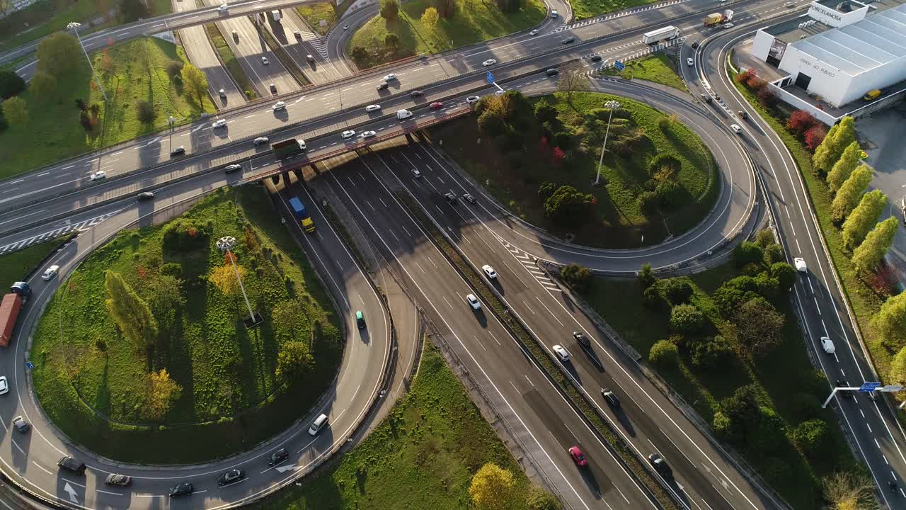 다차선 고속도로 주변 도로 교통 체증과 적당한 자동차 교통