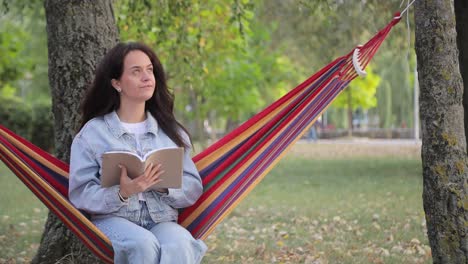 mujer leyendo en una hamaca
