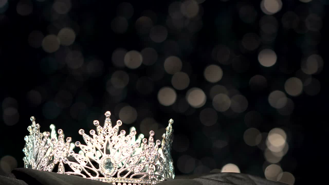 la corona de diamantes es el trasfondo del concurso de belleza.
