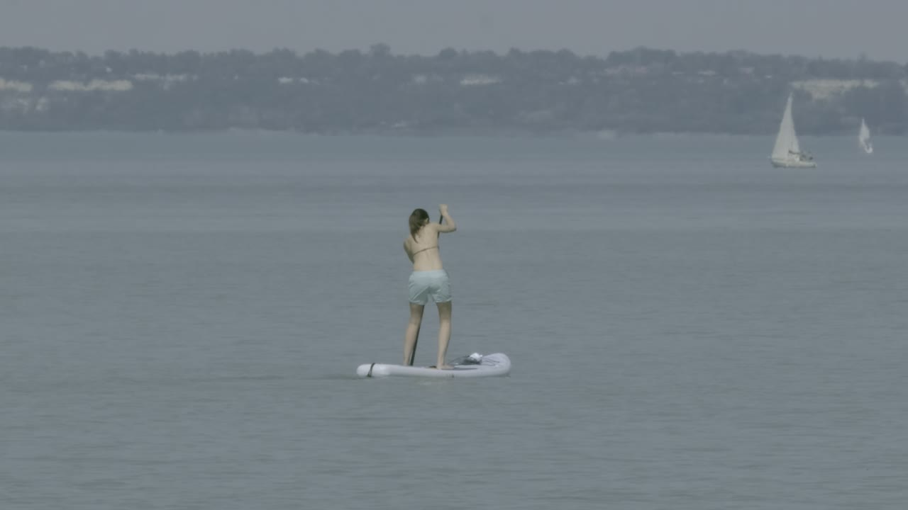 어린 소녀가 발라톤 호수를 건너다