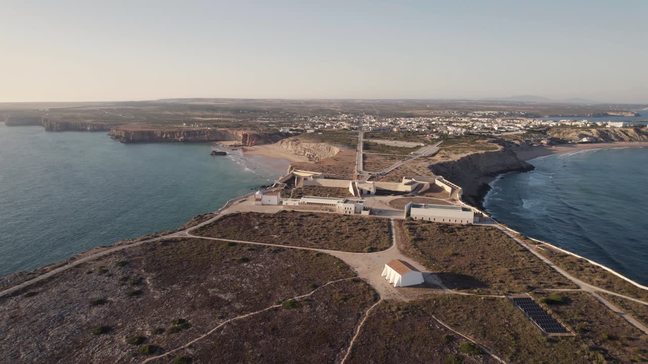 укрепленные стены морской крепости сагреш, алгарве, португалия