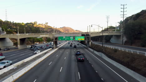 Los-Angeles-Y-Hollywood-Freeway-Sign-Drone-Shot-Acercándose-Al-Puente