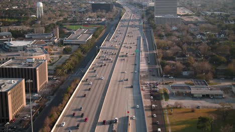 antena de autos en la autopista 610 en houston, texas