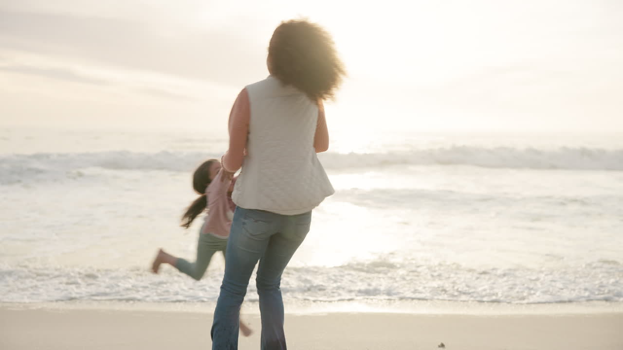 feliz, girando y una madre con un niño