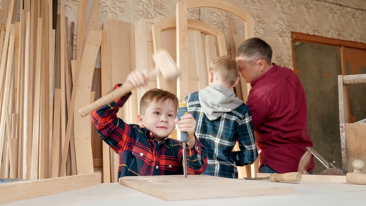 familia, carpintería, madera y concepto de la gente. el padre enseña a su hijo carpentería.