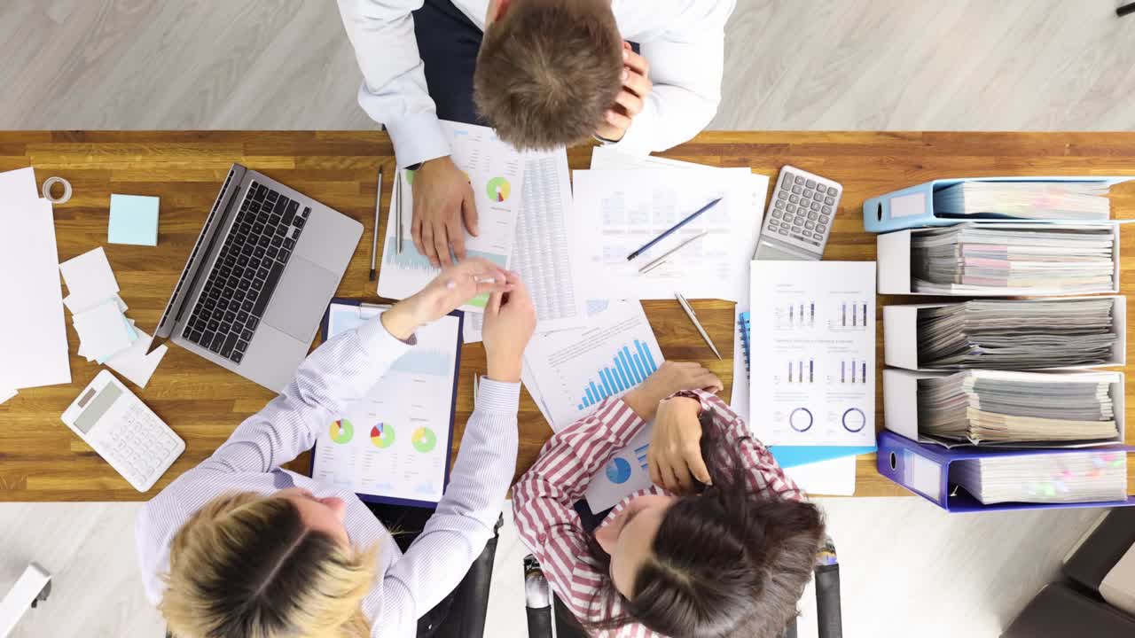 equipo de personas de negocios están discutiendo el proyecto comercial vista superior