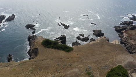 Aerial-tilt-up-high-above-the-coast-of-Sea-Ranch,-California