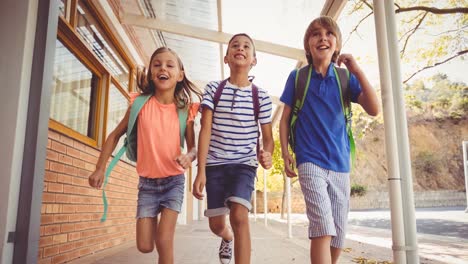 Animación-De-Escolares-Sonrientes-En-El-Patio-De-La-Escuela.